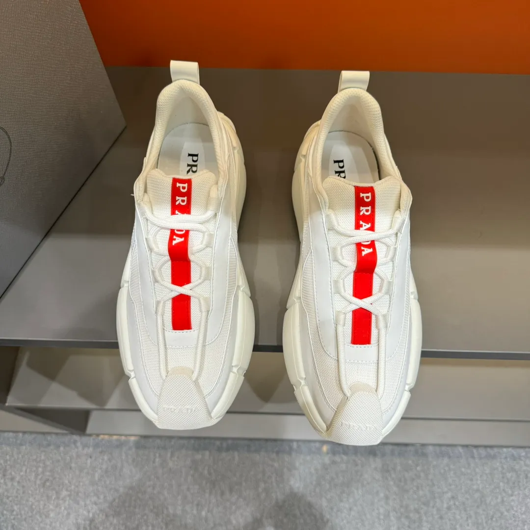 P460 PRADA/Prada men's lace-up leather casual sports shoes, the upper is made of cowhide leather and breathable mesh. It is soft, comfortable and breathable. The tongue is decorated with the PRADA brand letter logo. The thick rubber sole echoes the red label tongue. The style is fashionable and elegant. The details are carefully crafted. A casual sports shoe with a super western style and excellent breathability! Code number 38-45 (45 customized)